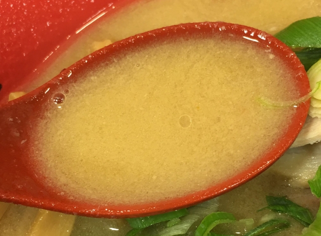 スプーンですくったラーメンスープ